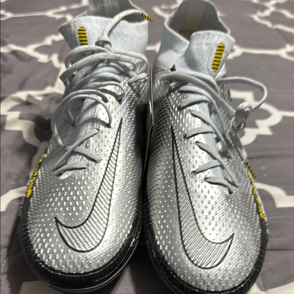 Nike Men's Silver and Yellow Athletic Shoes